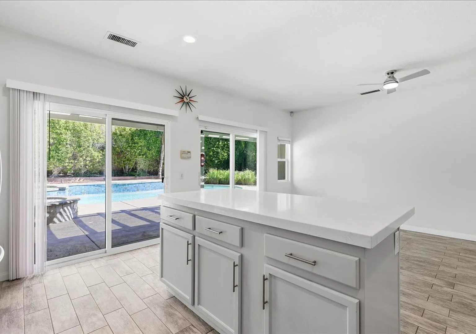 3 Bed / 2 Bath with Spa and Pool! — Photo 4