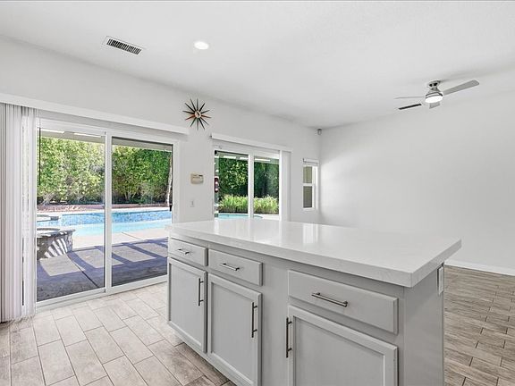 4th image of 1610 Amelia Way