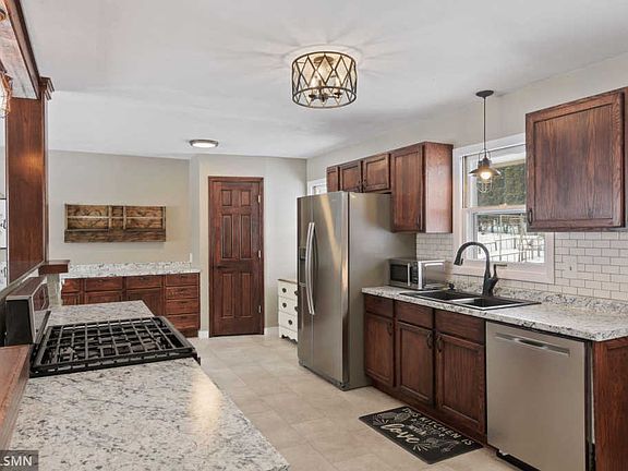 5th image of 2659 Riviera Dr N