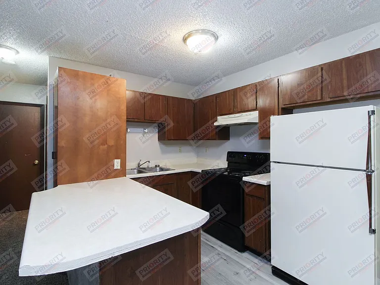 707 Vivian St — Photo 6