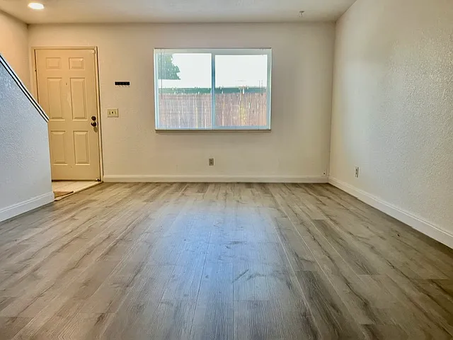 22807 Grand St — Photo 4