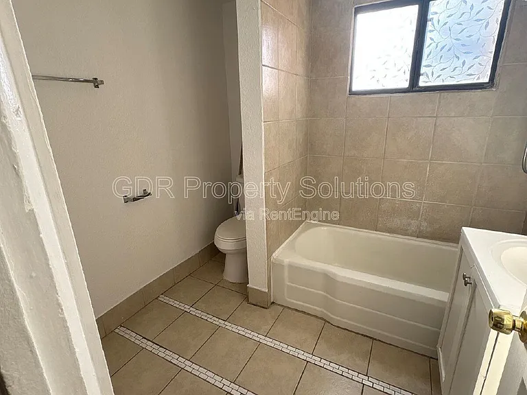 304 Texas St NE #B — Photo 7