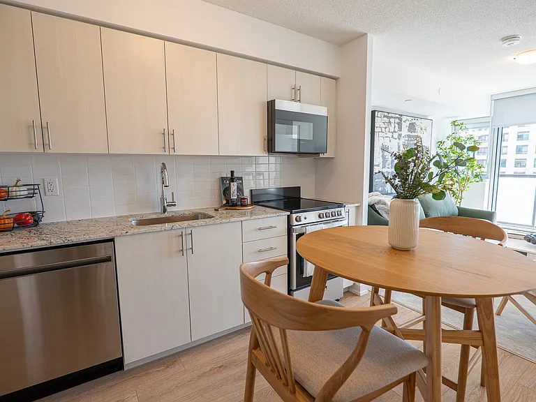 950 Lansdowne Ave — Photo 5