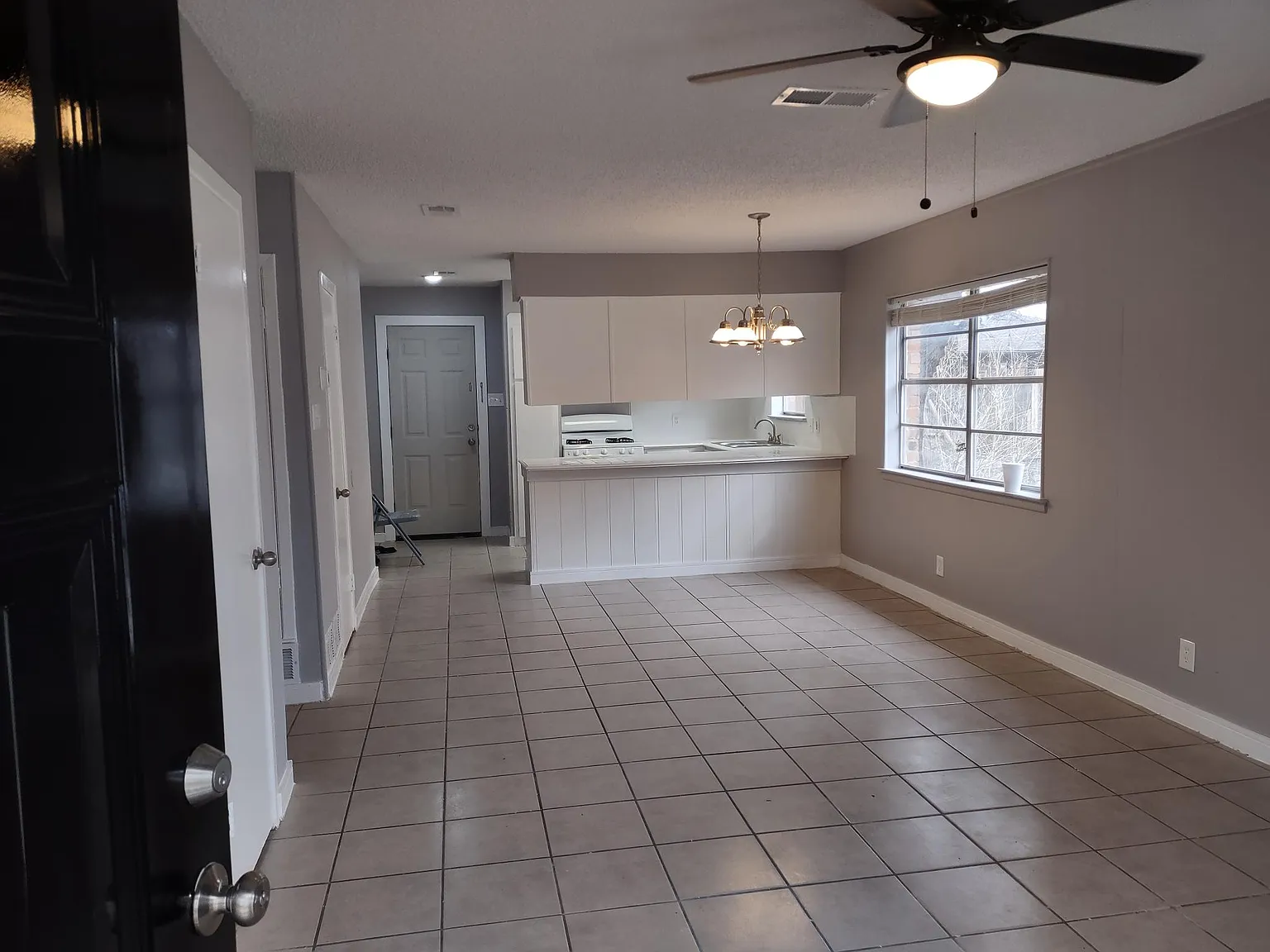 2 bed, 896 sqft, $1,350 — Photo 2