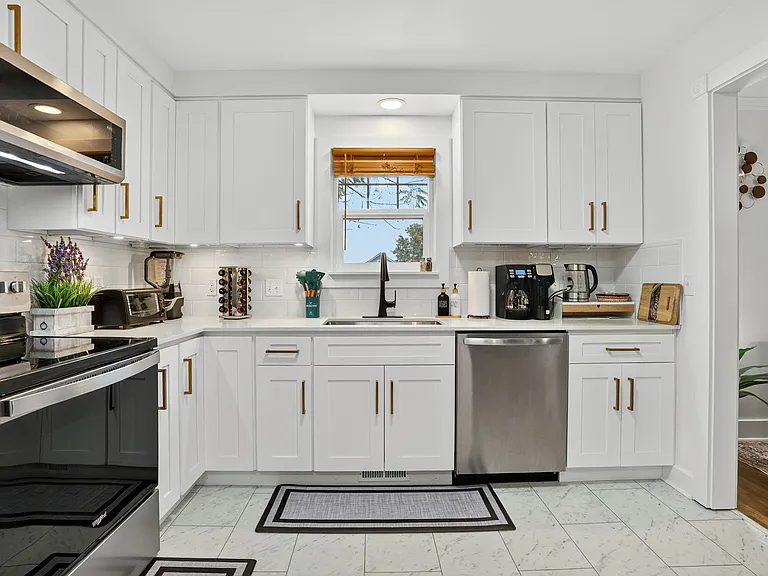2615 Lancaster St — Photo 14