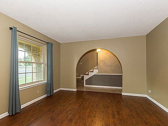 Fml liv & archway to entry