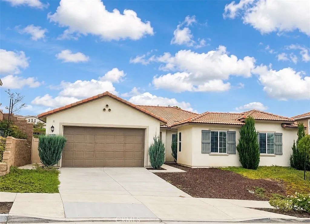 4 bed, 2.5 bath, 2700 sqft, $3,700 — Photo 1