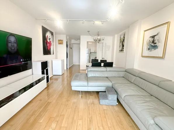 61-20 Grand Central Parkway image 2 of 13