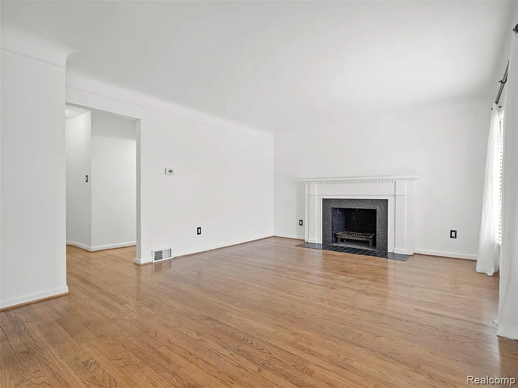 3 bed, 2.0 bath, 2300 sqft, $3,000 — Photo 2