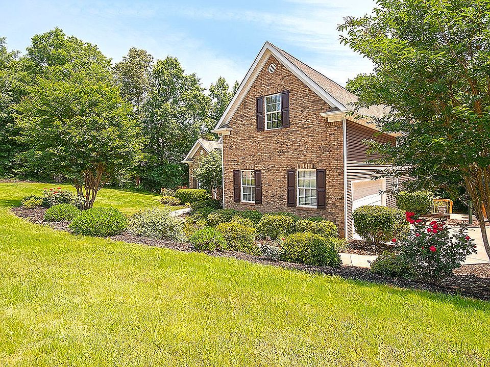 2nd image of 408 Winding Oak Dr