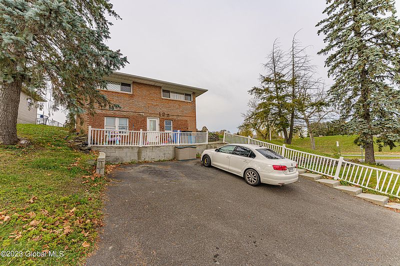 4th image of 122 Hackett Boulevard