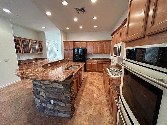 5th image of 831 W Sycamore Ct