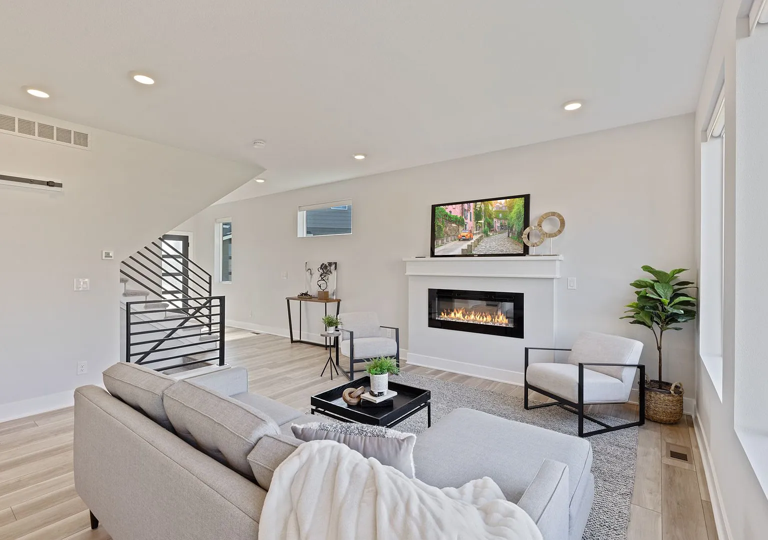 924 Lincoln Way — Photo 4