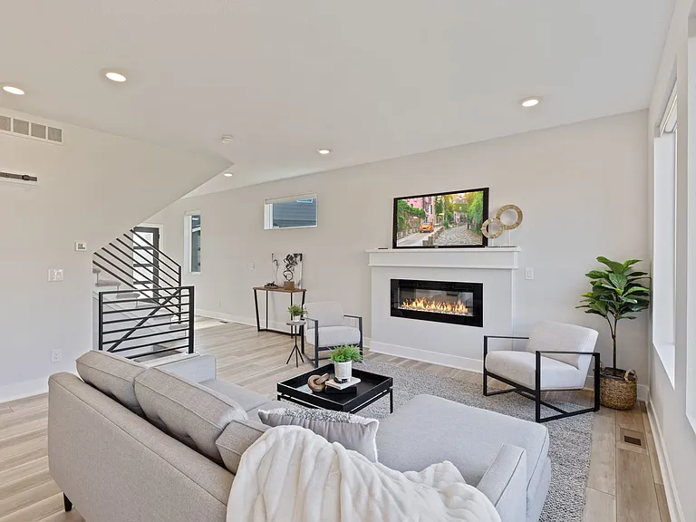 924 Lincoln Way — Photo 4