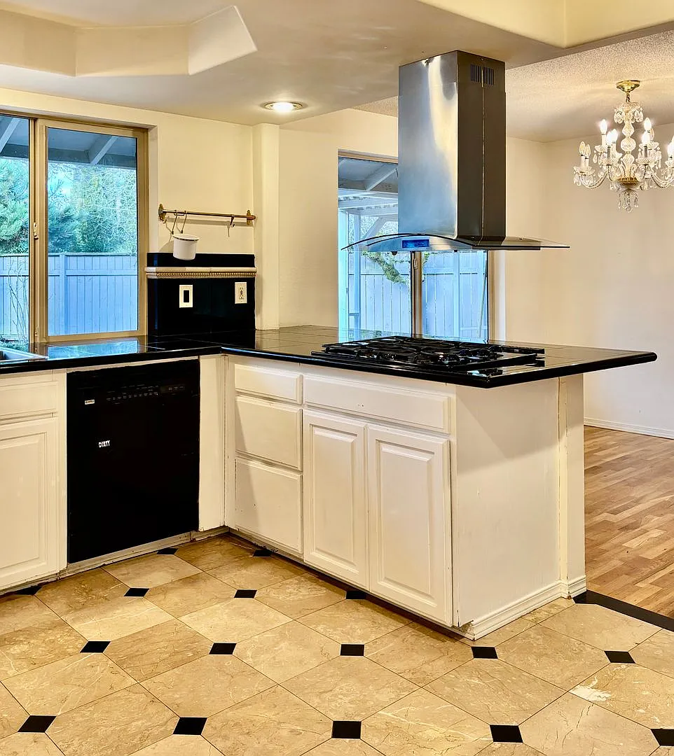 3 Bed / 2.5 Bath Bellevue rambler $3,995/month — Photo 3