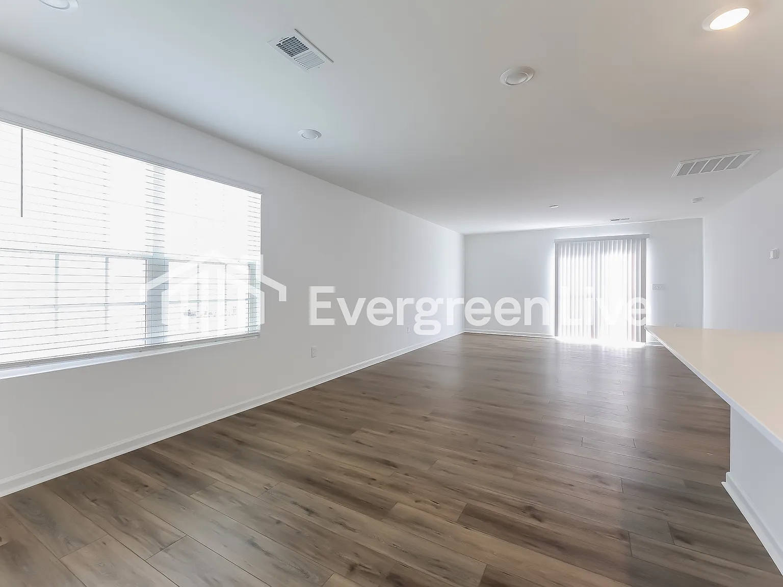 5 bed, 2.5 bath, 2306 sqft, $1,920 — Photo 3