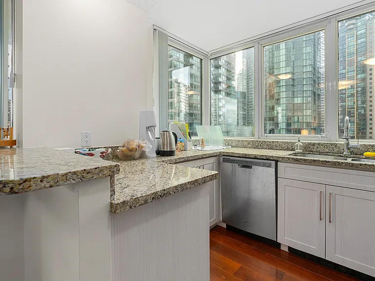 588 Broughton St #1006 — Photo 6