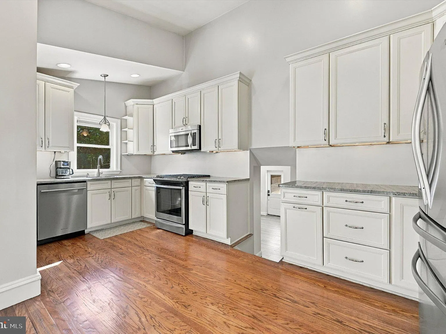 4 bed, 2.5 bath, 1948 sqft, $3,700 — Photo 4
