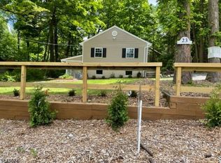 23 Oak St, Highland Lakes, NJ 07422