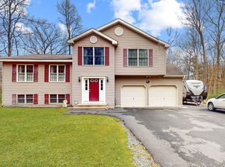 114 Bayberry Dr, Dingmans Ferry, PA 18328