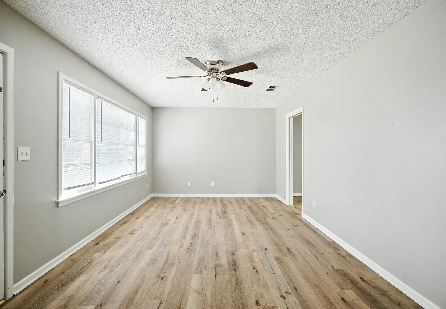 3 bed, 1.0 bath, 1216 sqft, $1,200 — Photo 2