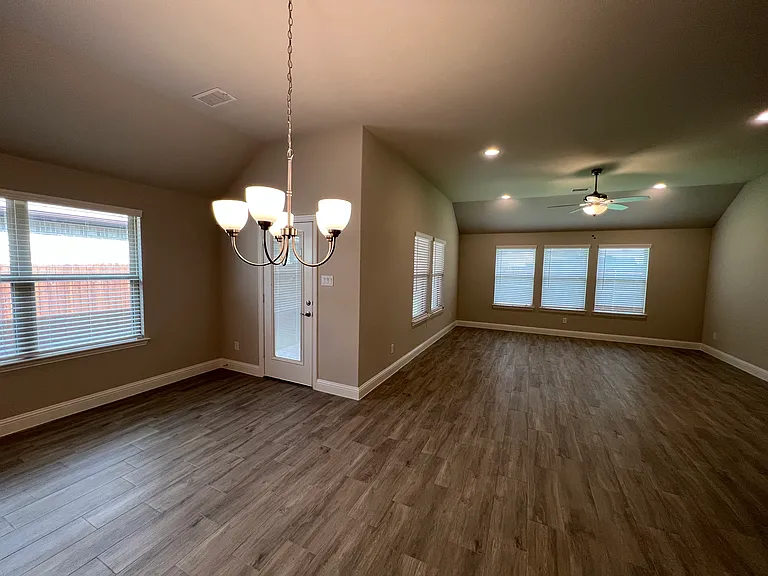 580 Bradley Dr — Photo 4