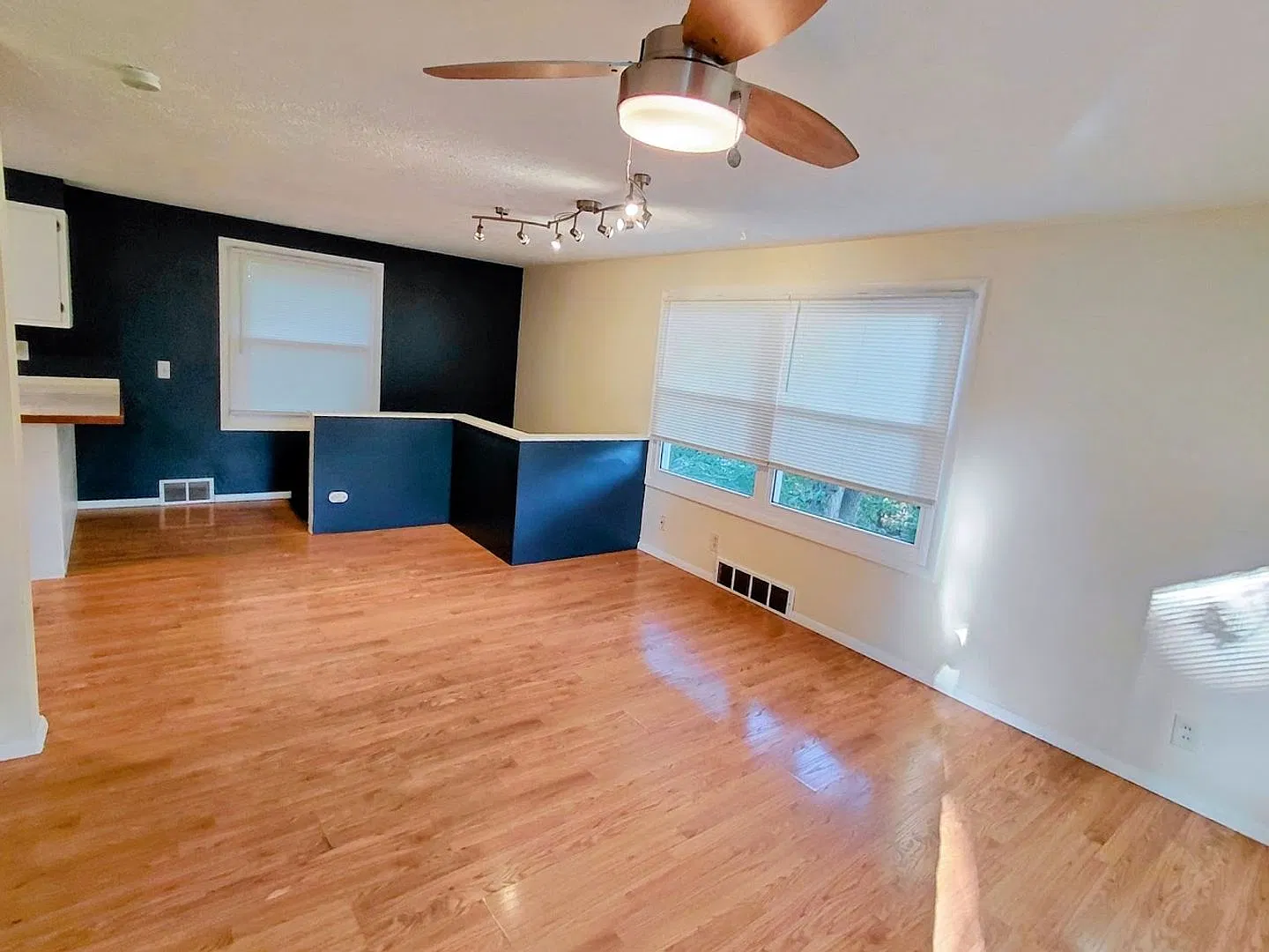 Three bedroom one bathroom raised ranch home — Photo 2
