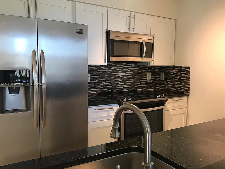 2841 N Oakland Forest Dr — Photo 15