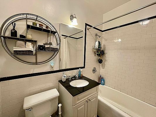 5th image of 2734 21st St APT 5A