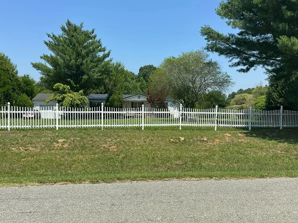921 Mineral Springs Rd, Boydton, VA 23917