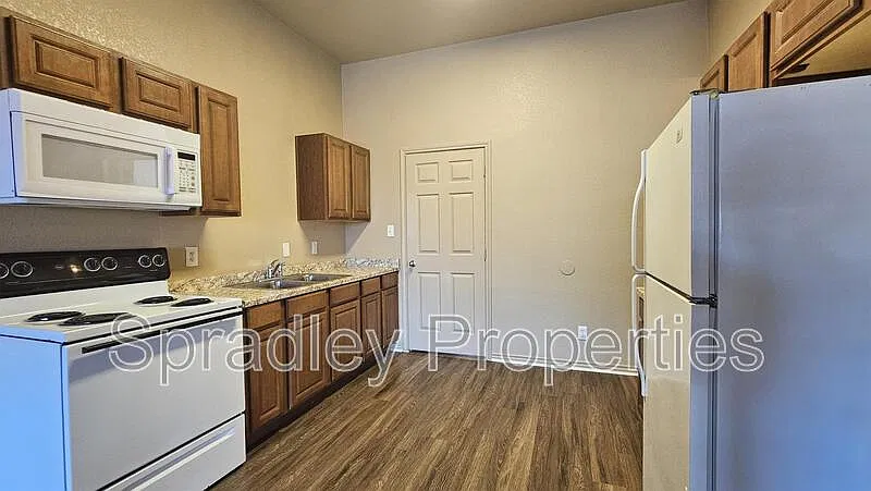 3 bed, 1.0 bath, 1000 sqft, $1,175 — Photo 3