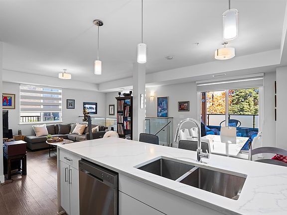 5th image of 227 Battle St #101