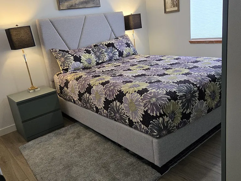 Master bedroom:
Large light filled room (large window) Room is large enough for a king bed