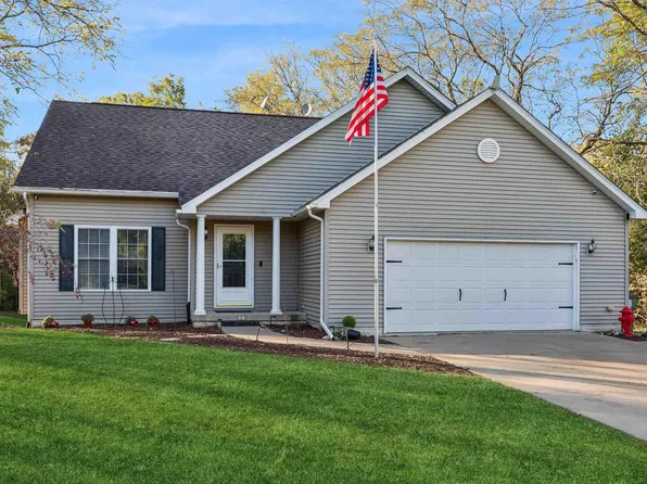 23 Valley View Dr, Blue Grass, IA 52726