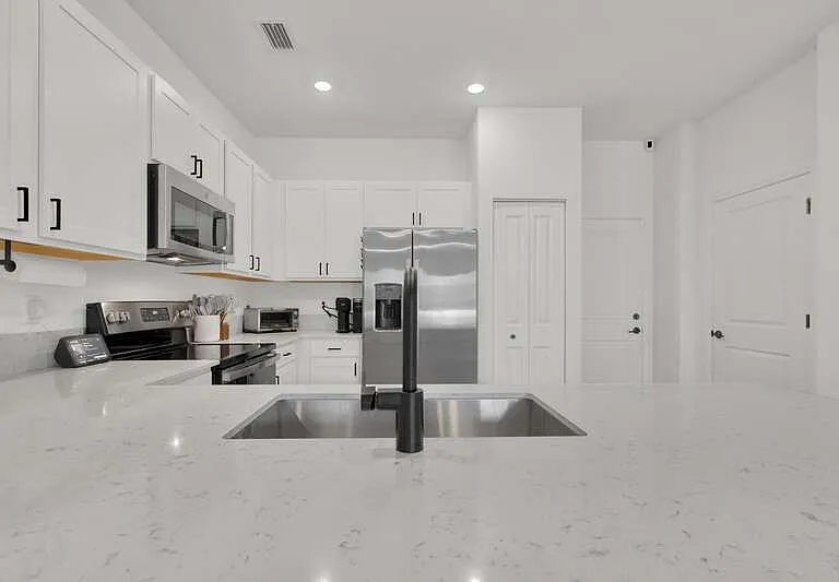 4246 Lagoon Shore Dr — Photo 4