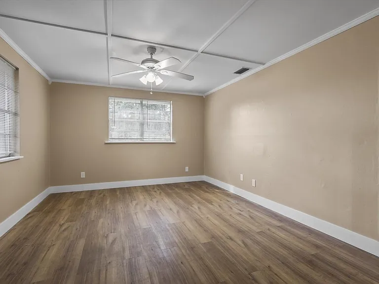 2352 Yorkshire Dr — Photo 4
