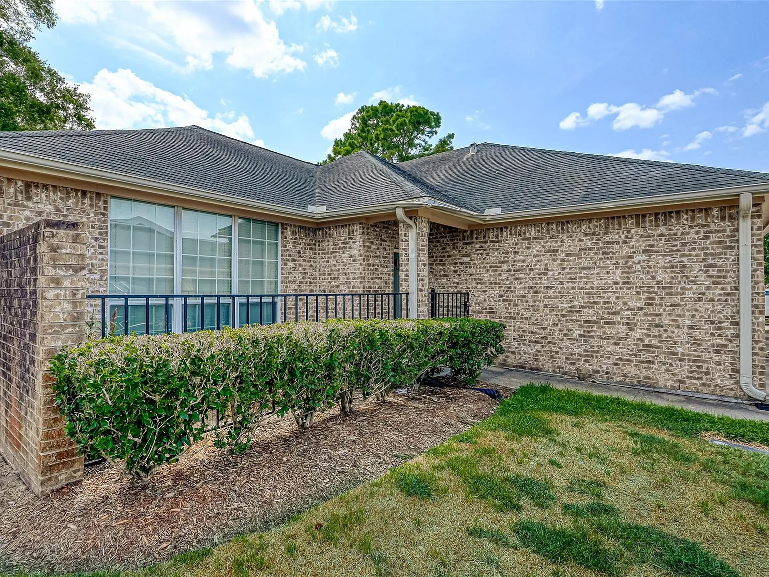 3 bed, 2.0 bath, 1401 sqft, $2,395 — Photo 2