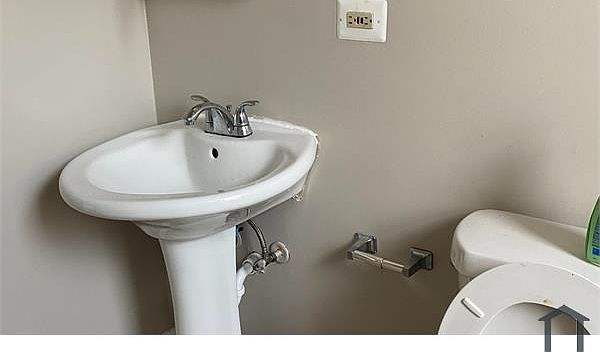 2nd image of 901 N Hamlin Ave APT 2C