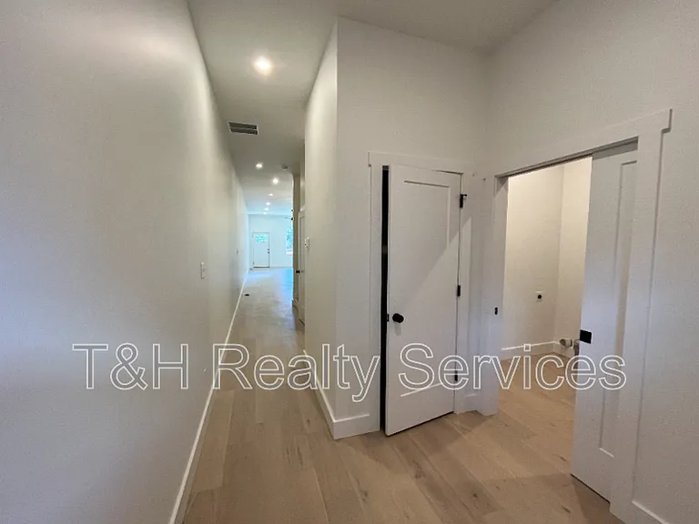 930 Woodlawn Ave — Photo 20