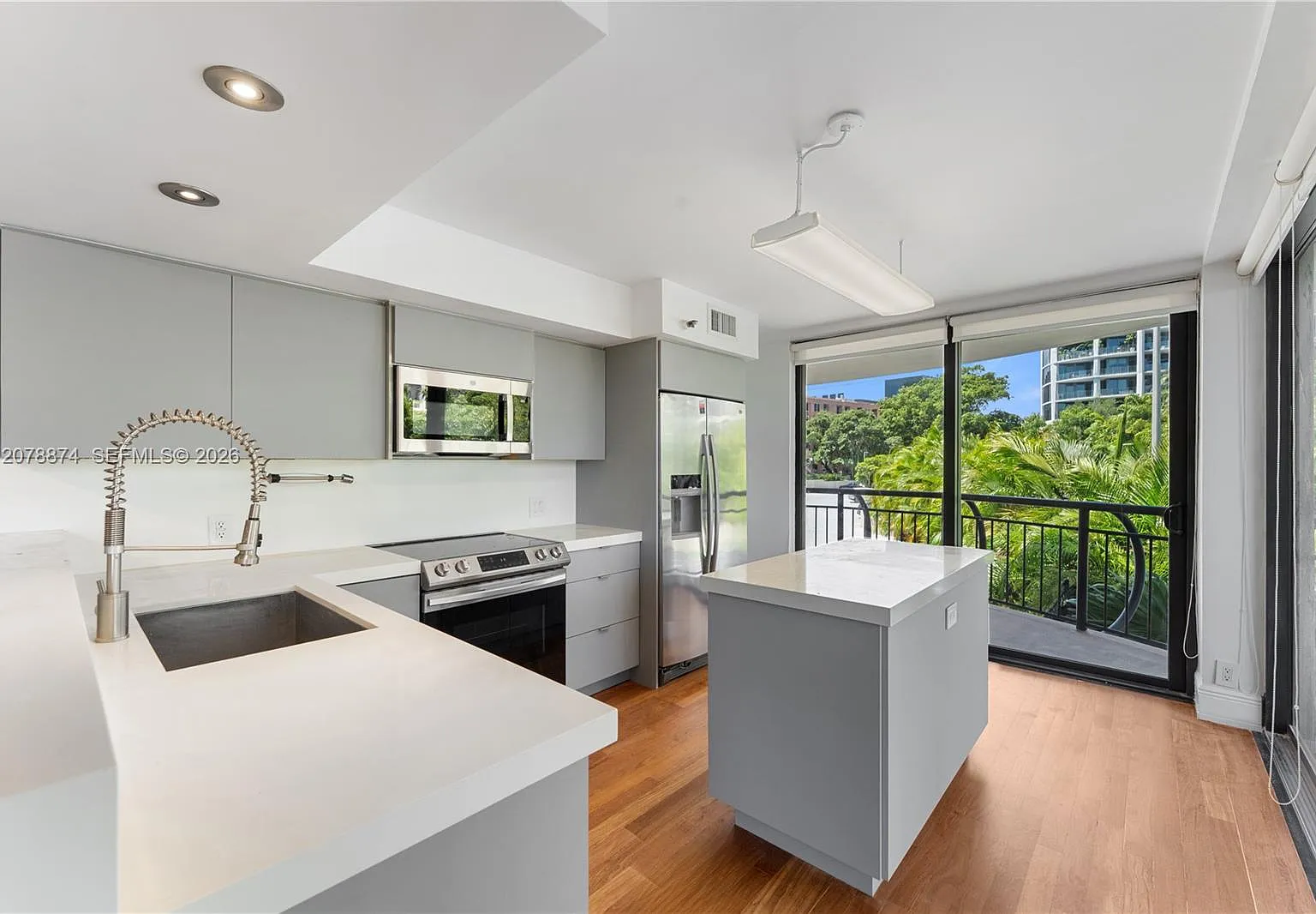 Grove Towers Condo — Photo 4