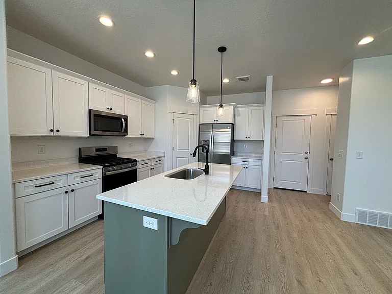732 N Banner Dr — Photo 2