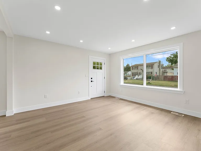 607 W Madison Ave — Photo 10