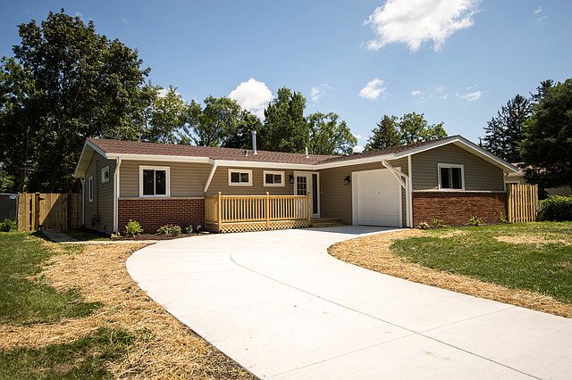 1st image of 213 Pinecroft Dr