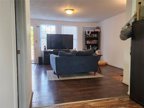 5th image of 1001 NE 45th St