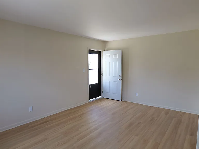 523 Miller Ave — Photo 2