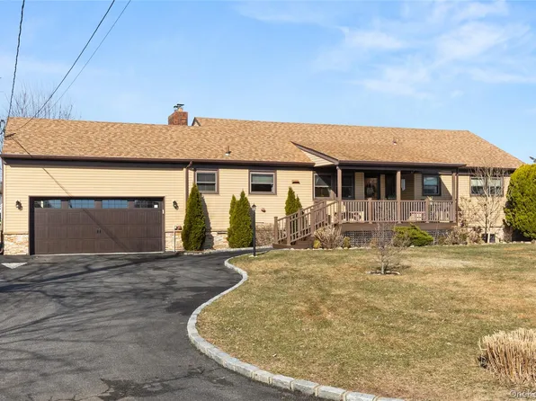 7 Montgomery Lane, Bay Shore, NY 11706