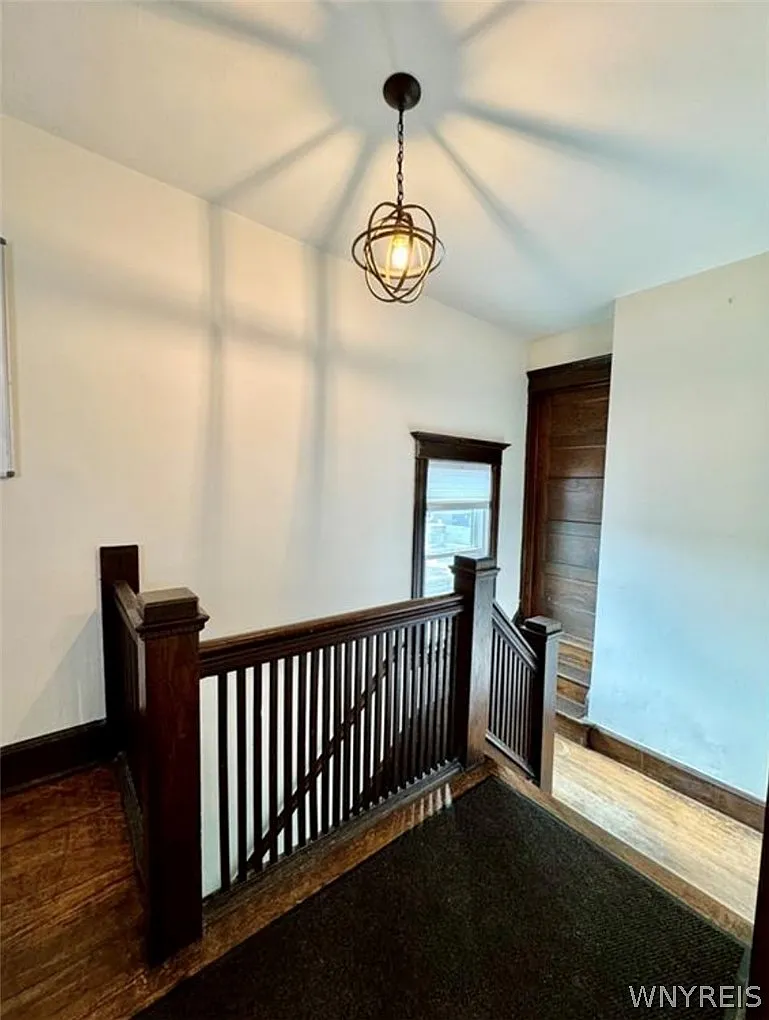 3 bed, 1.0 bath, 1882 sqft, $2,000 — Photo 2
