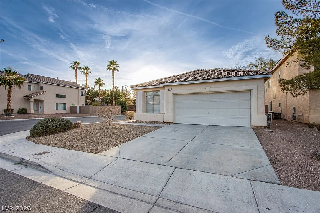 3 bed, 2.0 bath, 1395 sqft, $2,500 — Photo 1