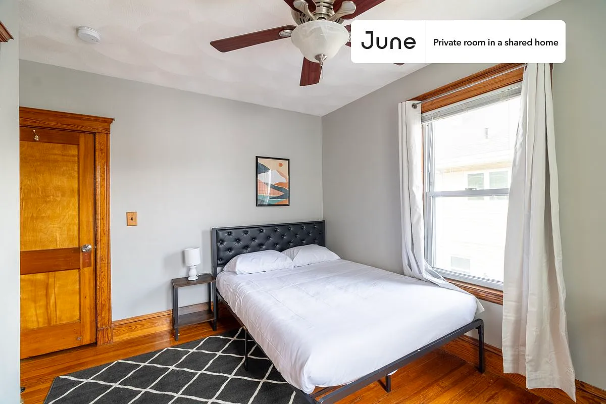 Queen bedroom in 5 bed/2 bath home in Medford #1834 A — Photo 1
