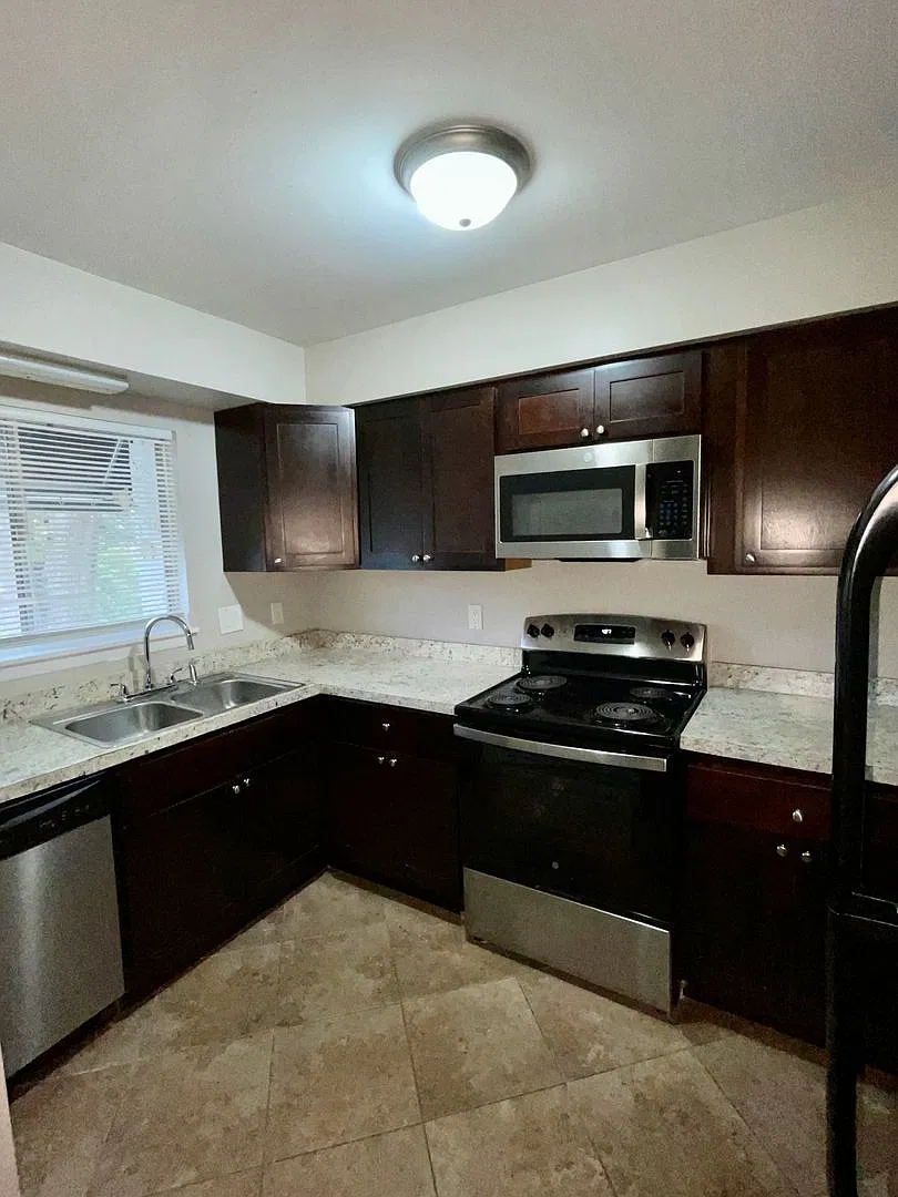 Spacious 2-story 2 BR/1.5BA Avalon Condo Near Airport — Photo 2